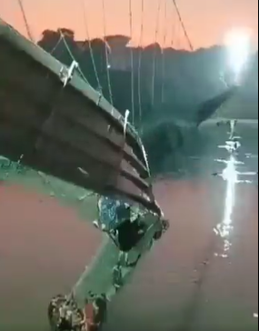 Video: el momento en que un puente se derrumbó y dejó decenas de muertos en India