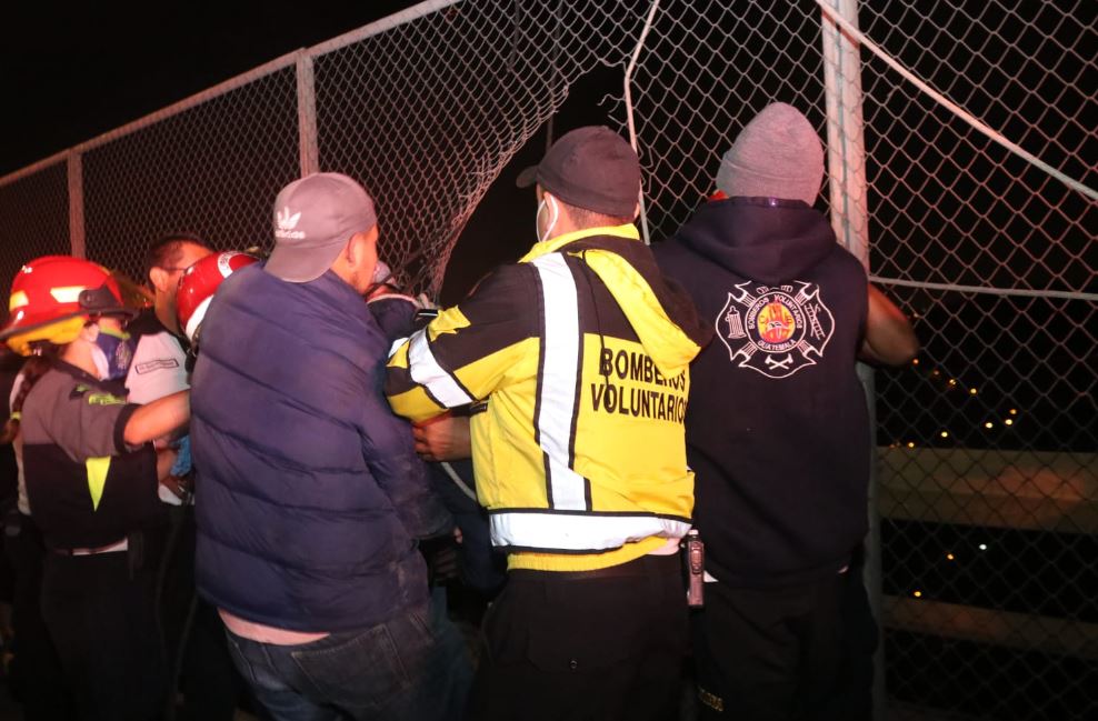 Motorista intenta lanzarse del puente El Incienso y socorristas y vecinos logran evitarlo