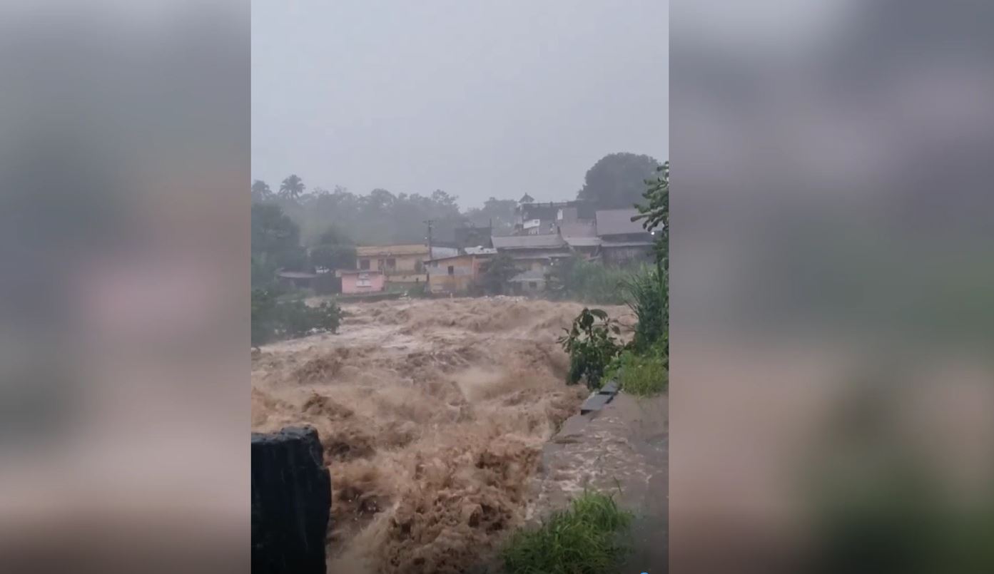 Imágenes: Río Sis crece repentinamente y amenaza con colapsar puente histórico en Mazatenango