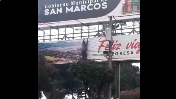 Imágenes: captan el momento en que un hombre se lanza de una pasarela en San Marcos