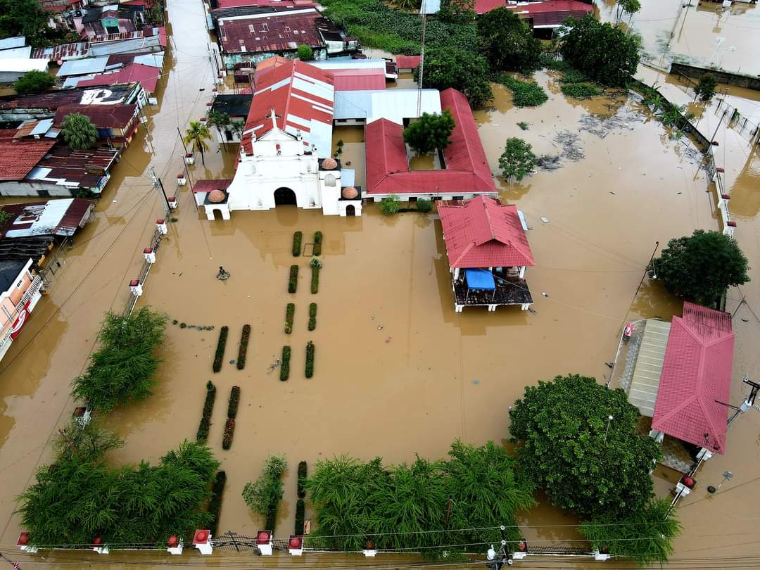 Párroco narra cómo su iglesia es afectada por la lluvia y teme daños por huracán Lisa