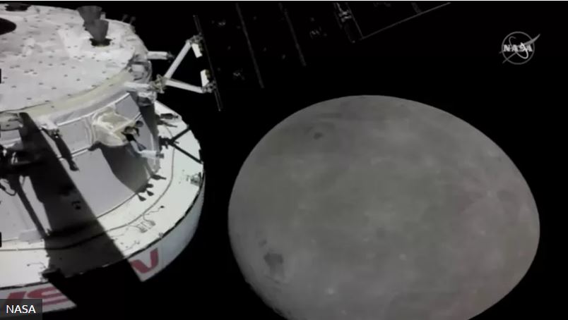 Orión aprovechó su sobrevuelo por la superficie de la Luna para tomar fotos. NASA