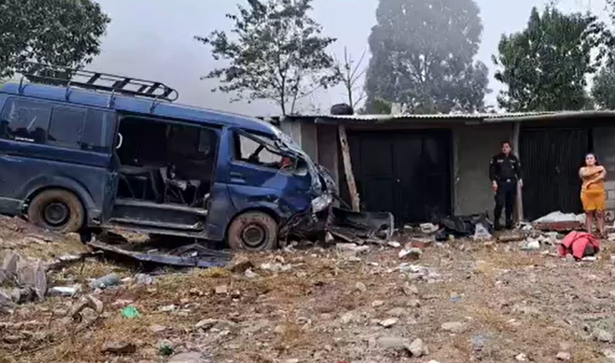 Microbús se queda sin frenos y se accidenta en ruta de Colomba a Quetzaltenango: hay un muerto y varios heridos