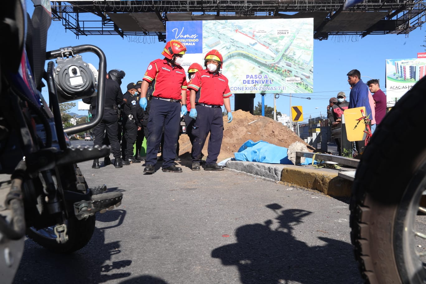 Mujer que viajaba como acompañante en una motocicleta muere en incidente vial en construcción de paso a desnivel