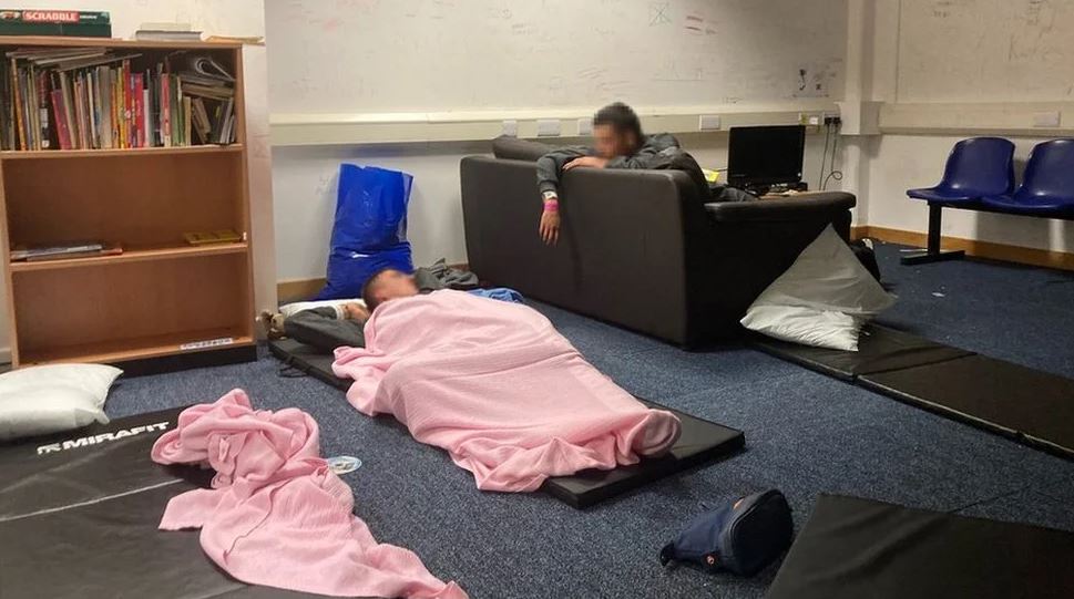 “Es como vivir en un zoológico”: las condiciones inhumanas que denuncian solicitantes de asilo en un centro migratorio británico
