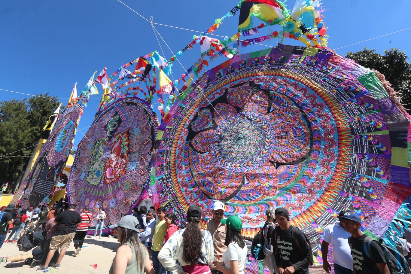 El palo volador, un tributo a los migrantes y otros diseños que cautivaron a los turistas durante el festival de barriletes gigantes de Santiago Sacatepéquez