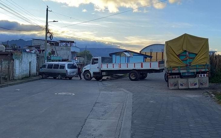 Bloqueos en carreteras: Transportistas manifiestan por el alto costo de los combustibles