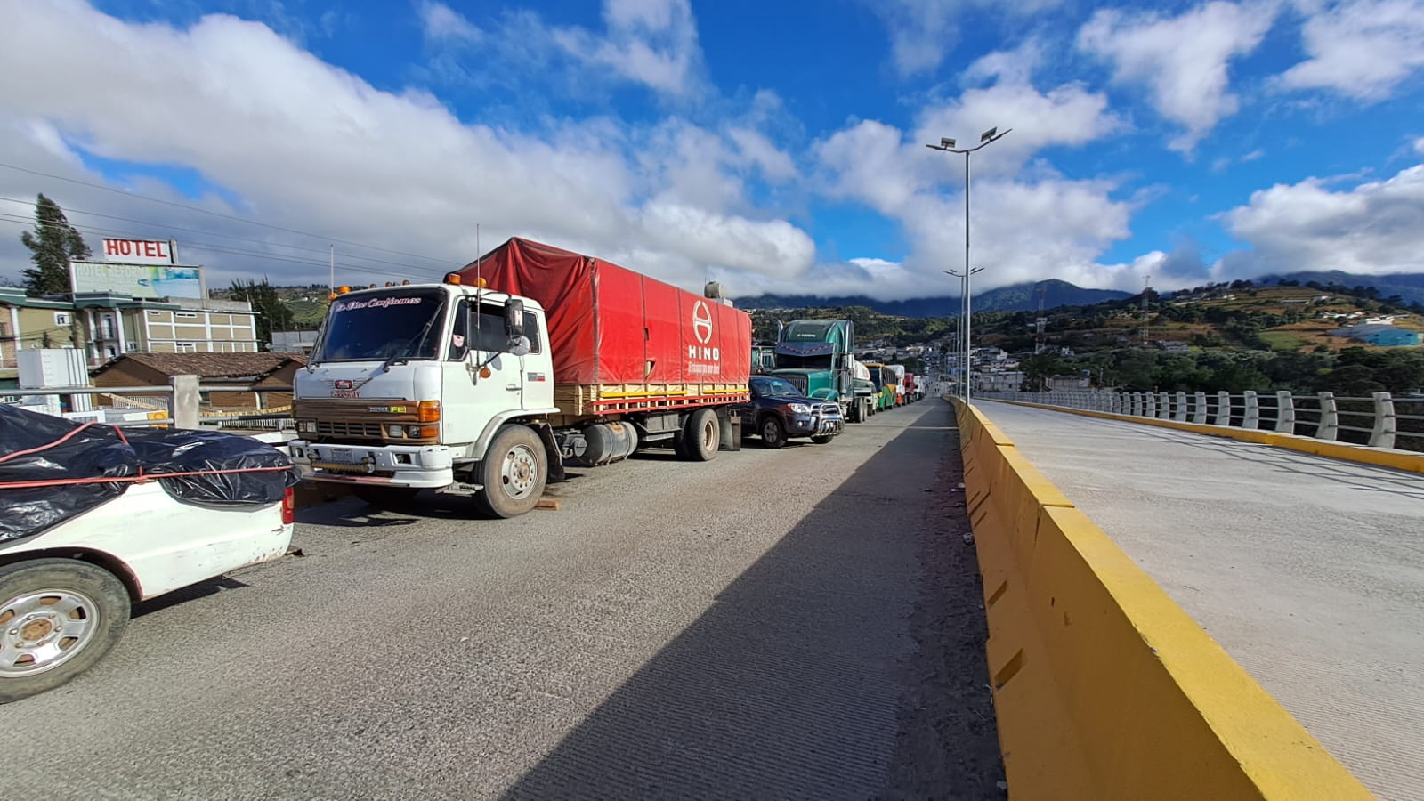 Transportistas continúan con bloqueos en carreteras de Guatemala por segundo día consecutivo