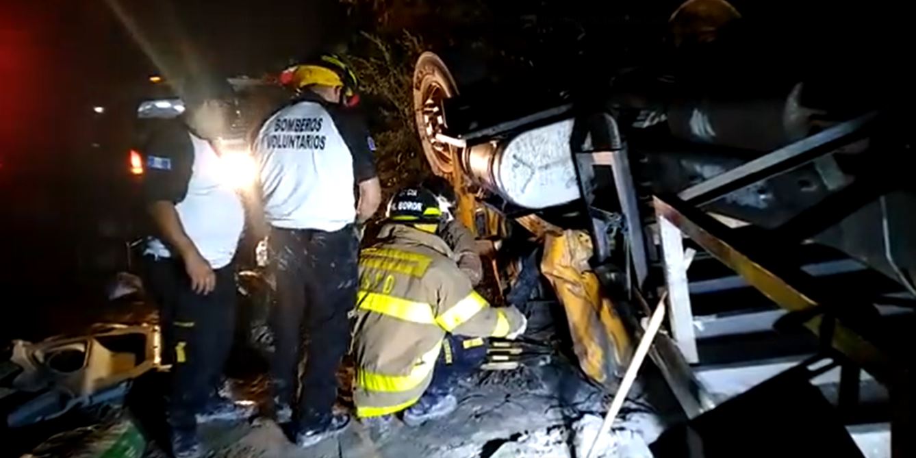 VIDEO: Las labores de rescate para extraer a una víctima de un accidente en San Juan Sacatepéquez