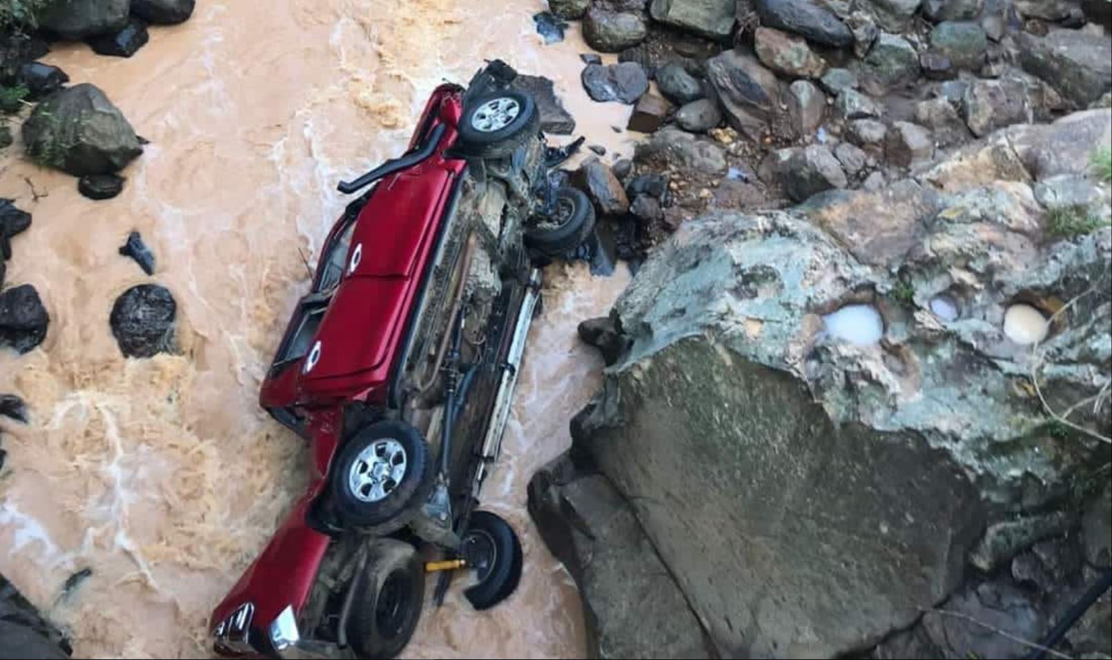 Accidente en Joyabaj: picop cae en un río y tres ocupantes desaparecen