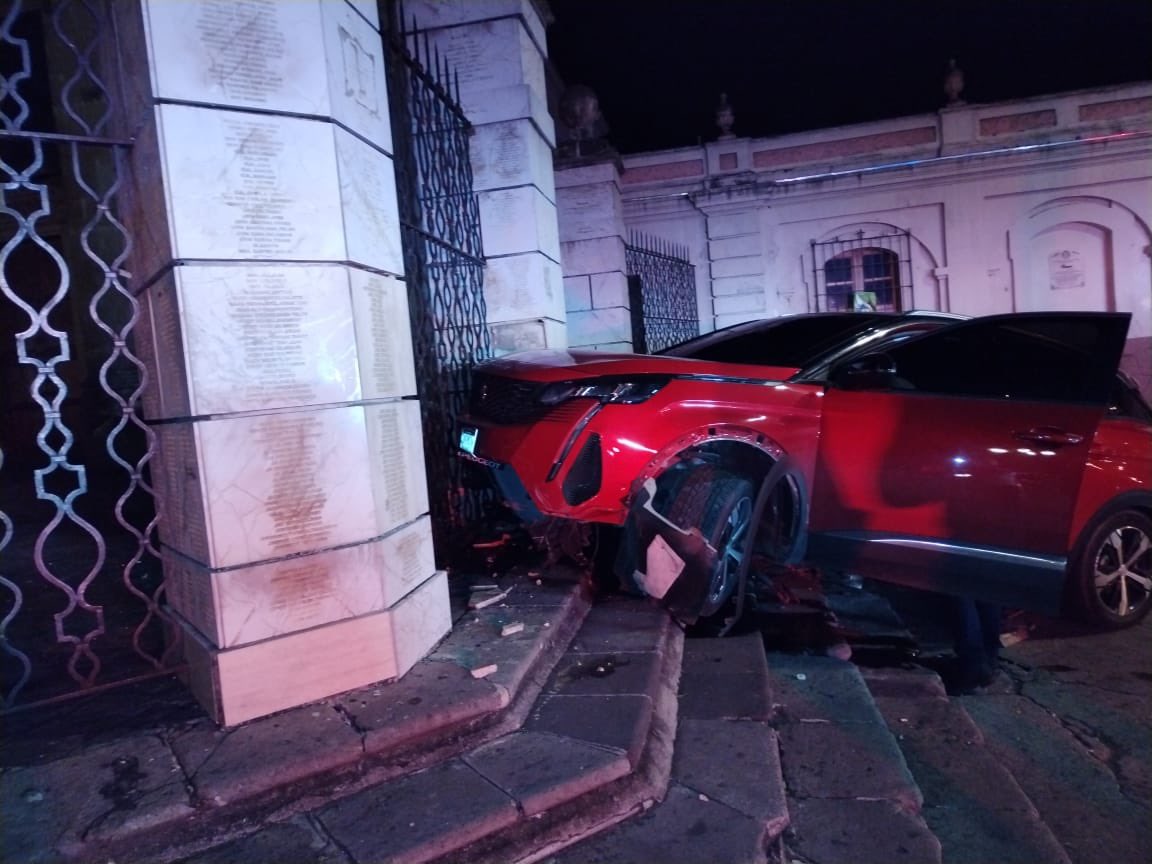 Carro choca con graderío de la Catedral Metropolitana: hay dos personas heridas
