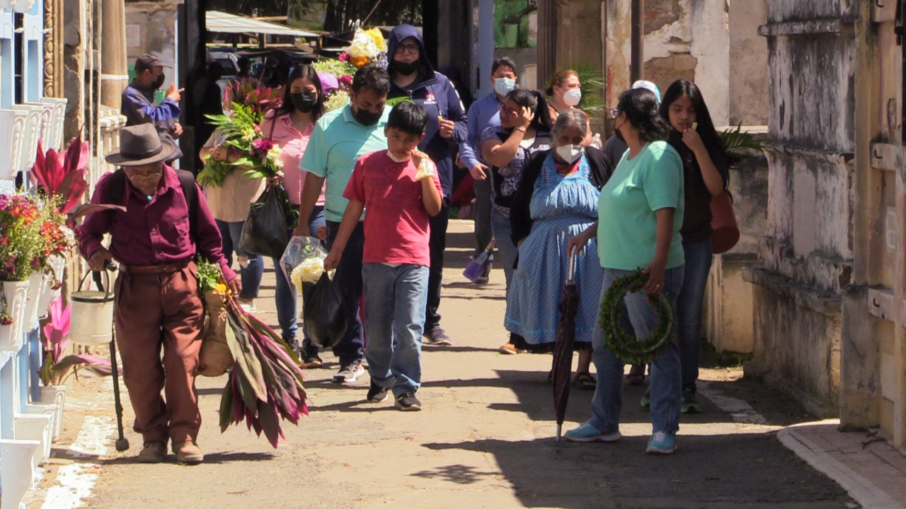 Visitantes aglomeran los cementerios general de Quetzaltenango, Escuintla y Huehuetenango