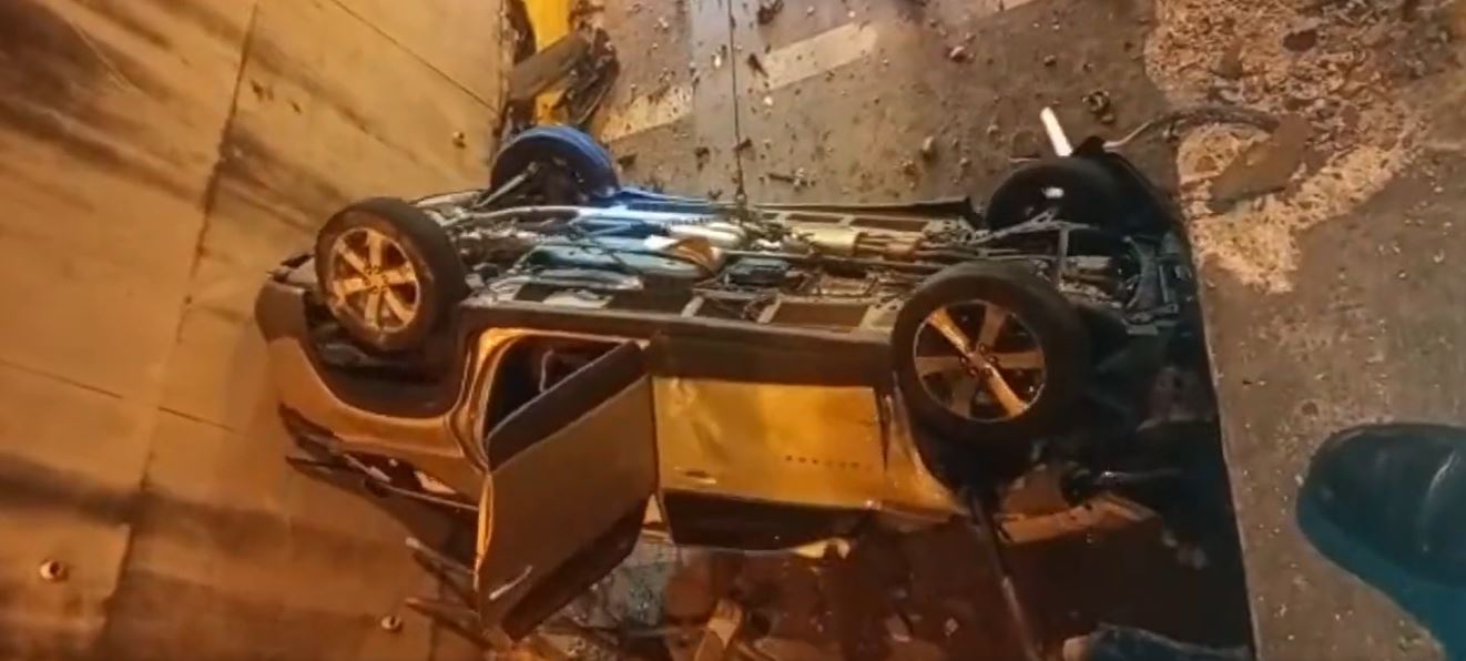 VIDEO: Vehículo cae a viaducto en zona 10 y se investiga si el conductor iba ebrio
