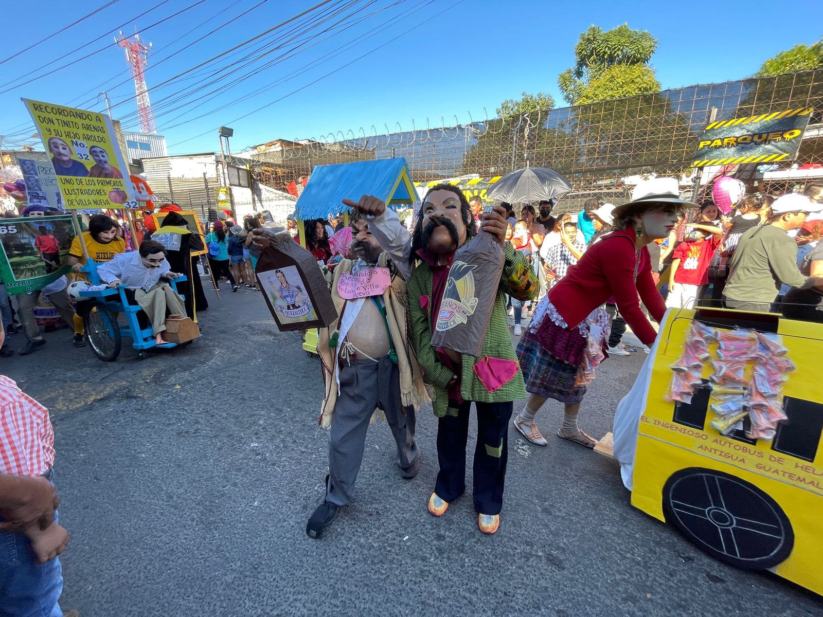 Desfile de fieros vuelve a Villa Nueva y llena las calles de risas, colores y música