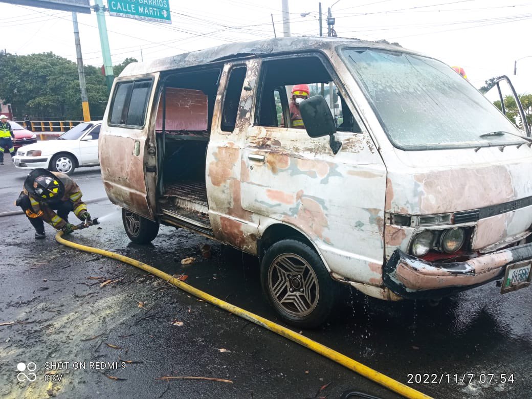 Video: microbús se incendia en pleno tránsito de la ruta al Atlántico y estas serían las causas