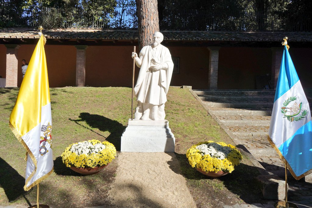 Develan escultura del Santo Hermano Pedro en los jardines del Palacio de Castel Gandolfo y estos son los detalles de la obra