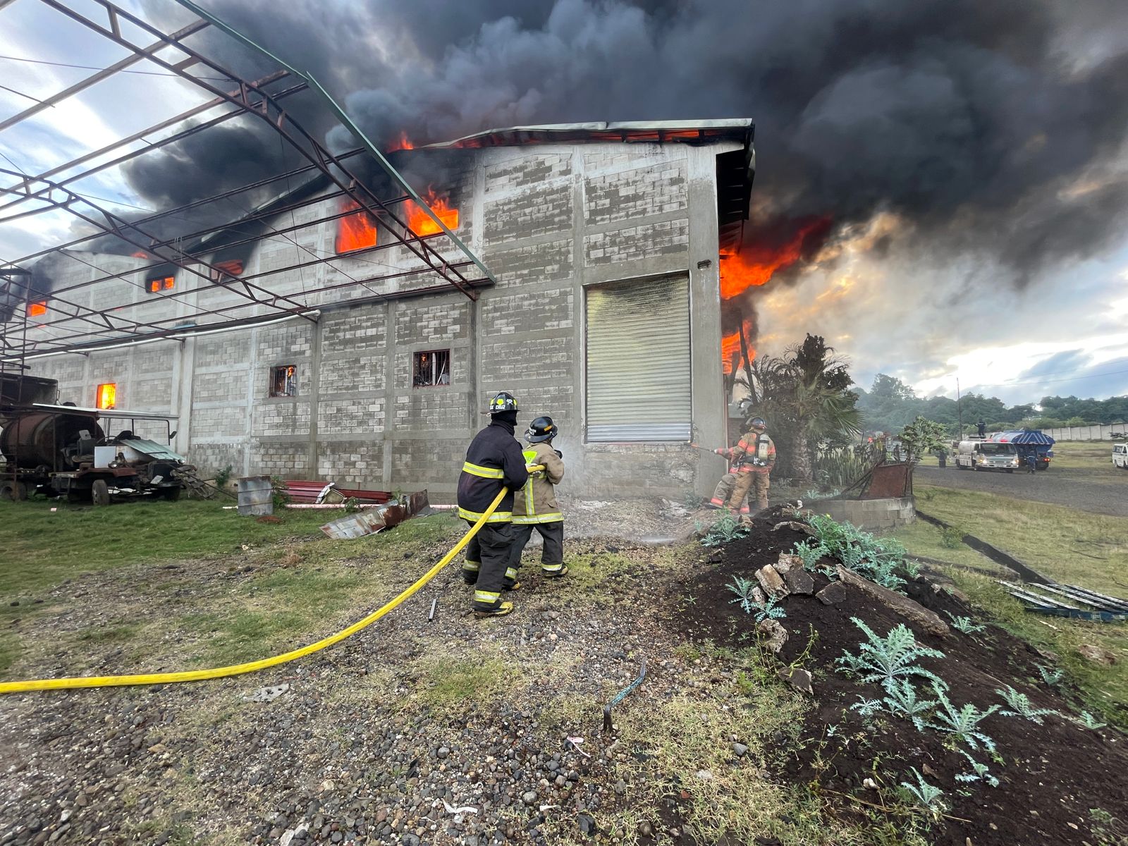 VIDEOS: Incendio de grandes proporciones consume bodegas en ruta a Amatilán