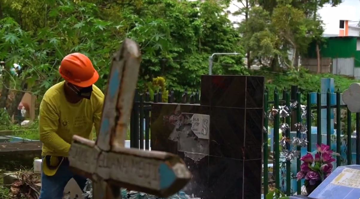 Video: Nayib Bukele ordena destruir lápidas de pandilleros para evitar que les rindan culto