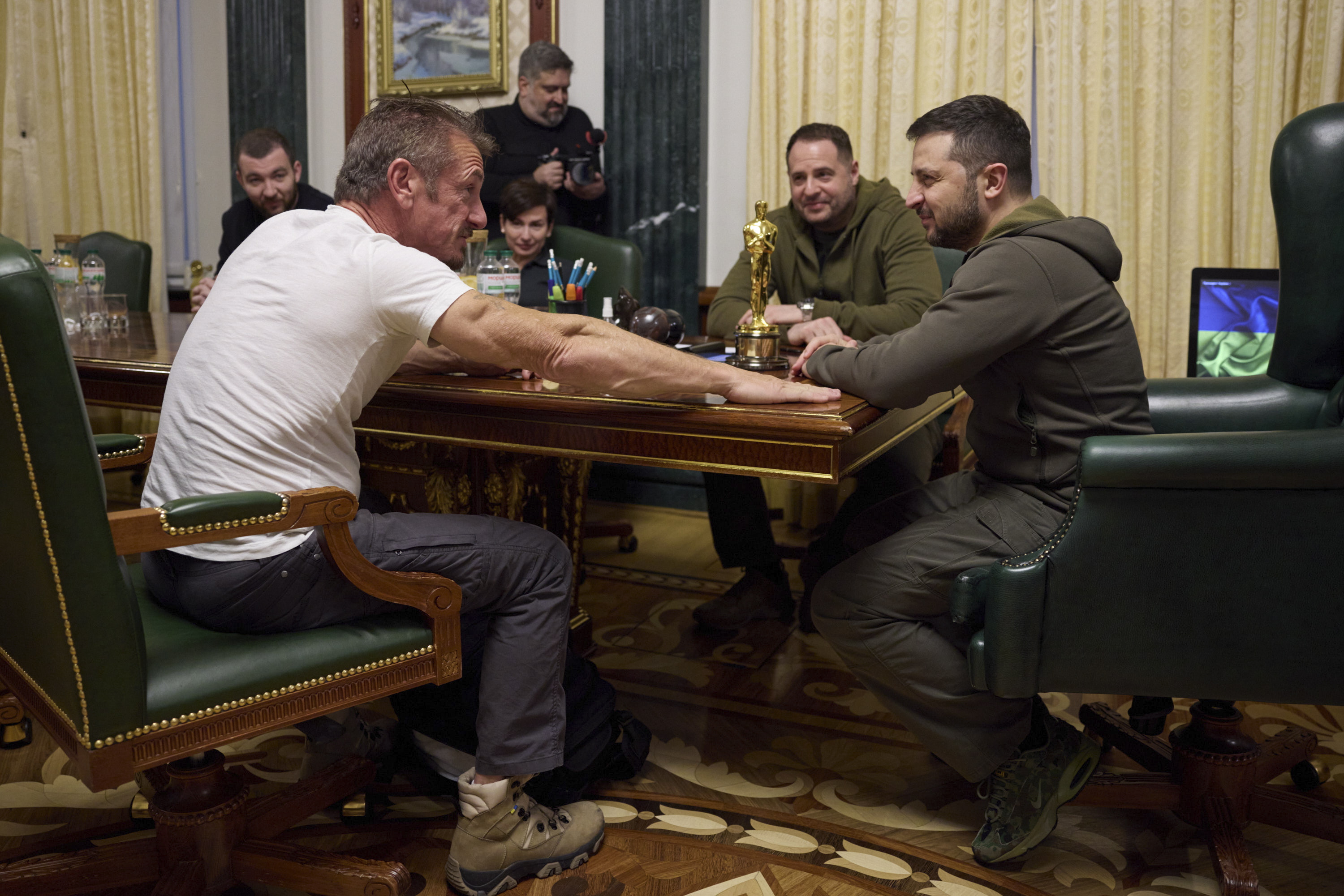 Sean Penn y Volodímir Zelenski