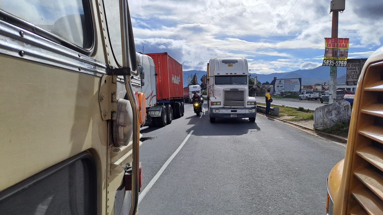 Por sexto día transportistas realizan bloqueos en varias rutas del país