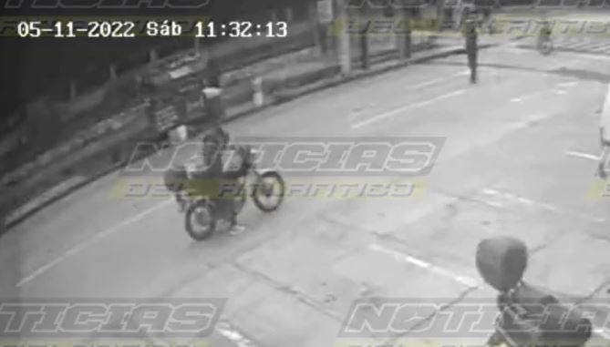 VIDEO: Robo de motocicleta es evitado por un hombre armado en la zona 9 y capturan a presunto asaltante