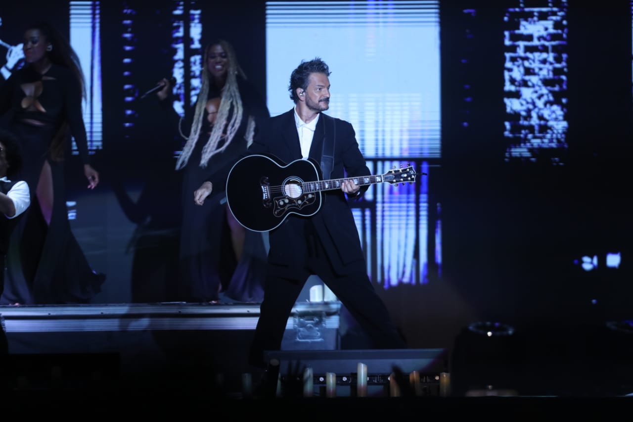 Ricardo Arjona hace un homenaje al baloncesto y demuestra sus habilidades