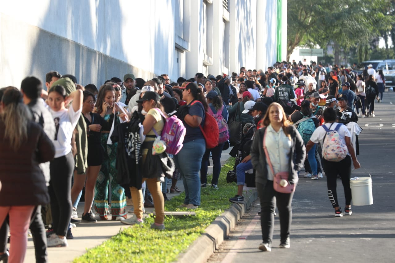 Miles de personas en fila para ingresar al concierto de Ricardo Arjona