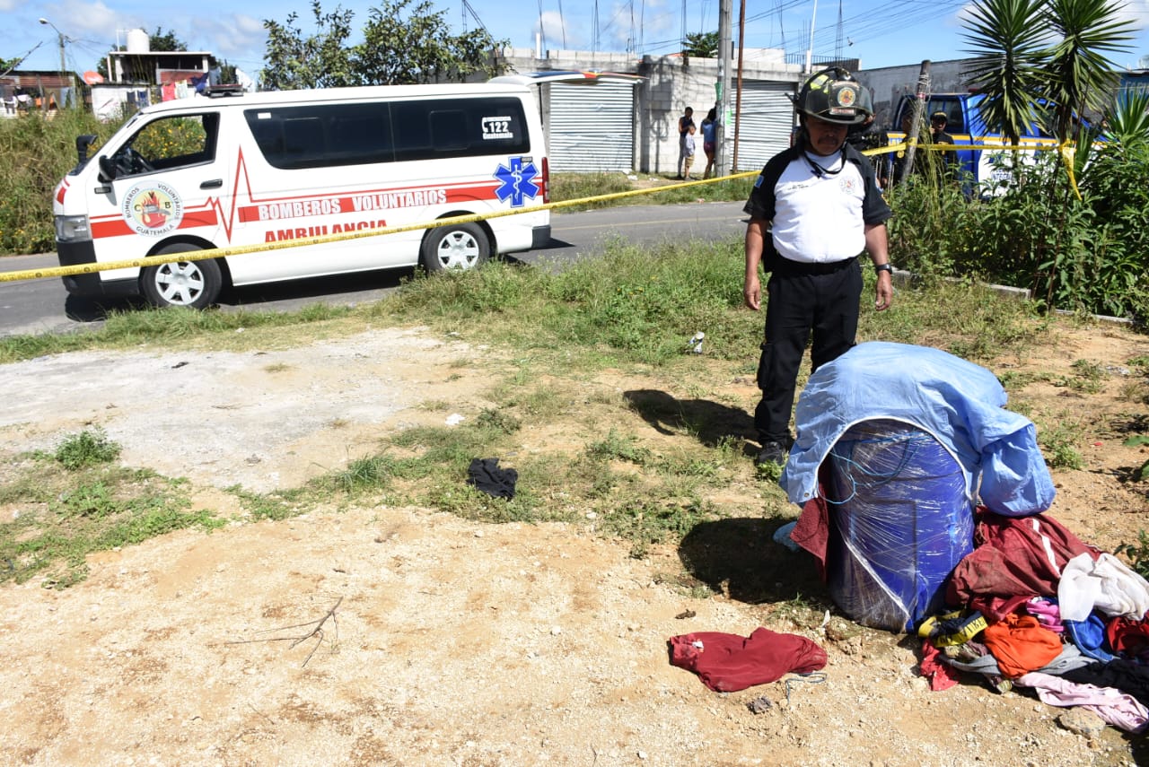 VIDEO: Localizan a hombre envuelto en sábanas dentro de un tonel