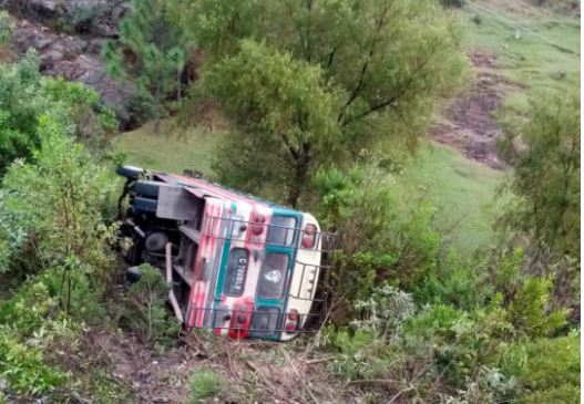 San Marcos: Autobús extraurbano cae a barranco y el piloto huye del lugar