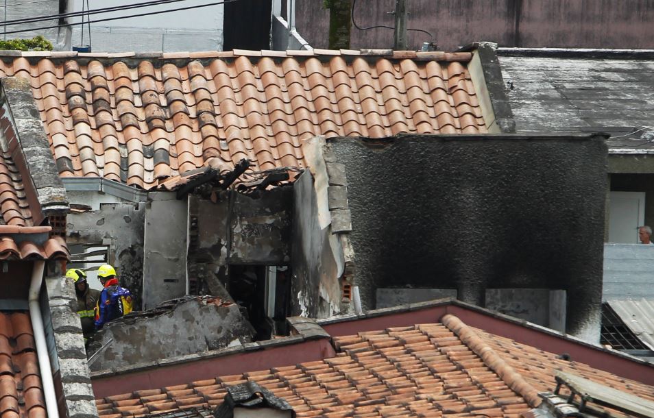 Avión se estrella en zona residencial de Medellín, Colombia y se reportan 8 muertos