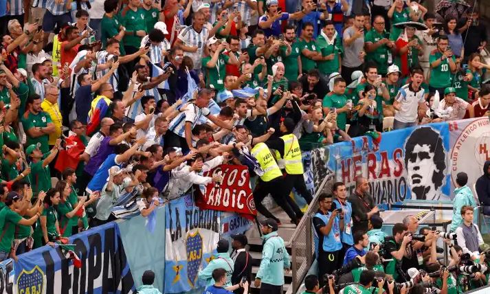 Mundial de Qatar: aficionado capta el momento en que argentinos y mexicanos se van a los golpes antes del encuentro
