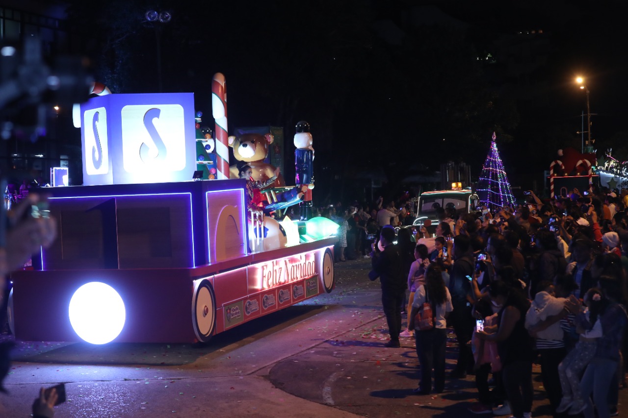 Imágenes: Carrozas navideñas recorren la ciudad para anunciar la llegada de la Navidad