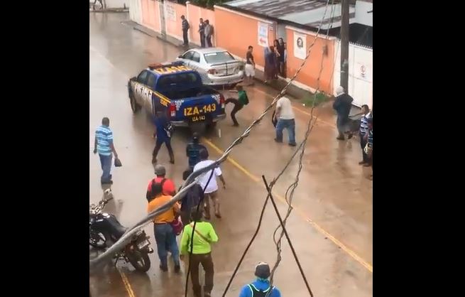 Enfrentamiento en El Estor: videos de pobladores que se oponían a desalojo se enfrentan a agentes de la PNC