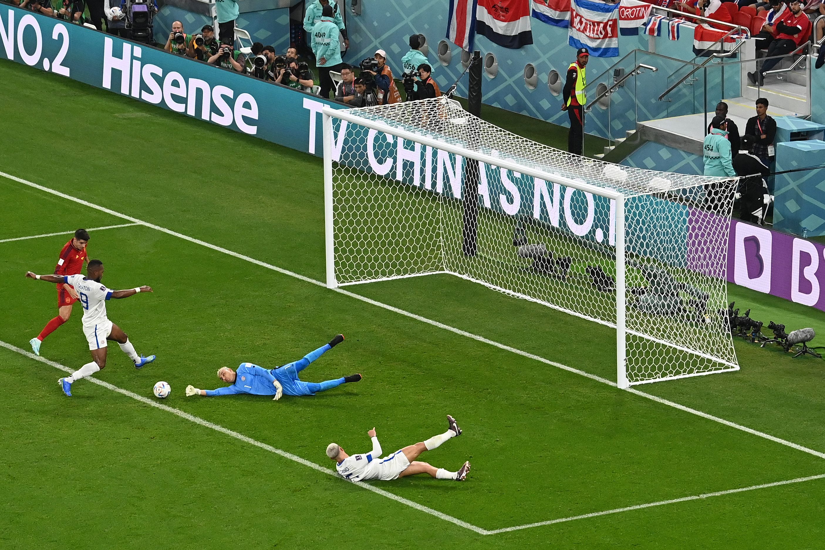 España hunde 7-0 a Costa Rica en su debut en el Mundial.