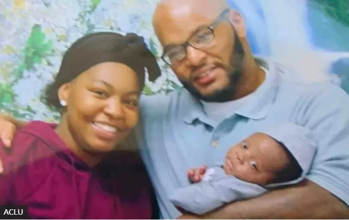 Kevin Johnson junto a su hija Khorry Ramey y su nieto. ACLU