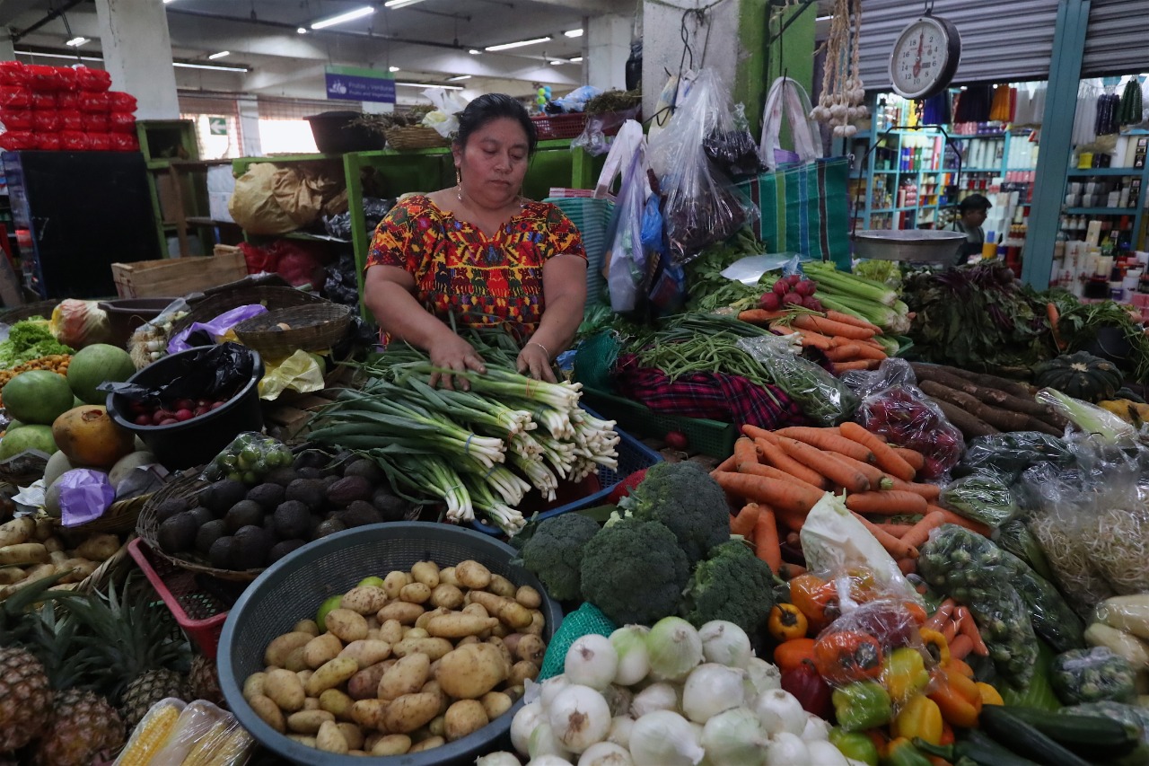 Aumento del precio de las carnes y alimentos de la canasta básica agobian a los comerciantes y consumidores