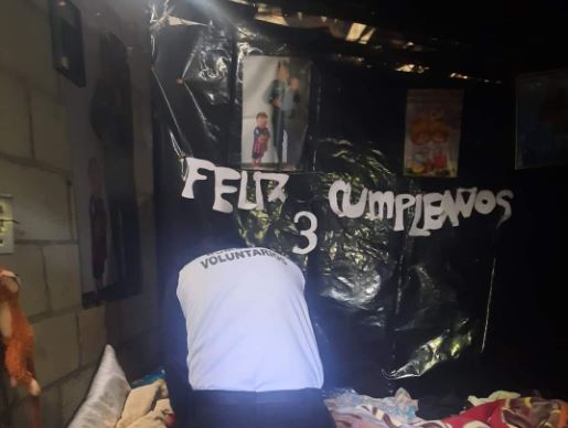 Con un hacha: hombre habría matado a su esposa luego de fiesta de cumpleaños de su hija de 3 años y luego se suicida en Villa Canales