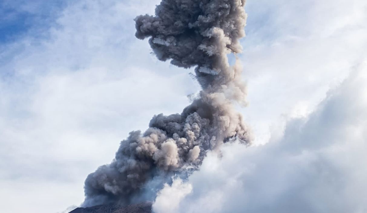 Cámaras captan explosión del volcán Chaparrastique en El Salvador y autoridades emiten alerta en municipios aledaños