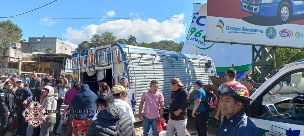 Bus vuelca en la ruta Interamericana y esto ocurrió con los pasajeros que viajaban de la capital a Chichicastenango