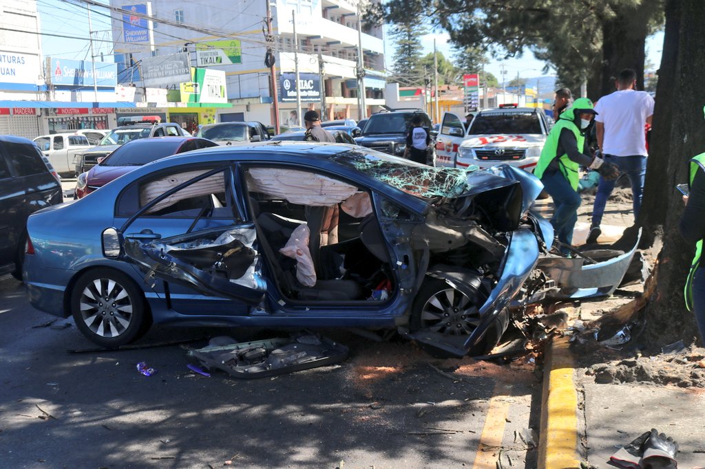 Dos niños y tres adultos resultan heridos en un accidente en la San Juan y un vehículo queda destruido
