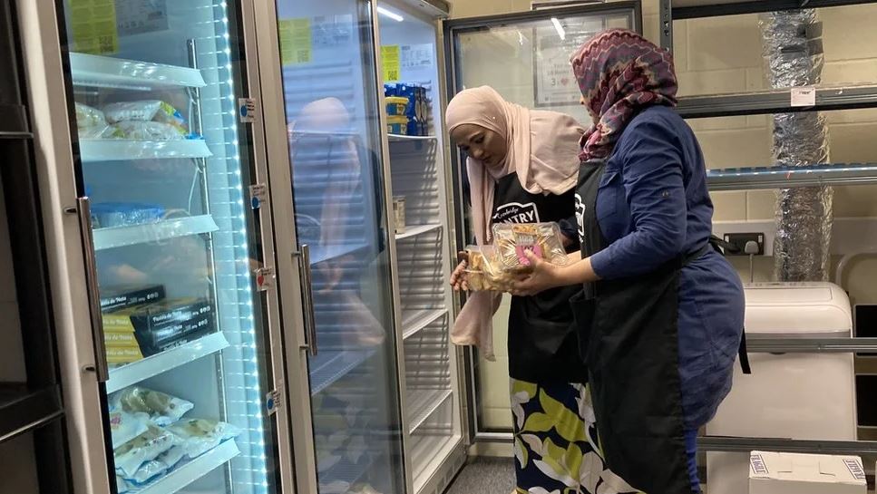 “Hay personas que están comiendo alimentos para mascotas y calentando su comida con velas”: el impacto de la inflación en Reino Unido
