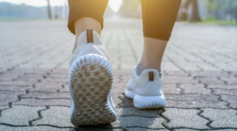 Los sorprendentes beneficios para la salud de caminar hacia atrás