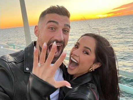 Becky G se compromete con el futbolista Sebastián Lletget
