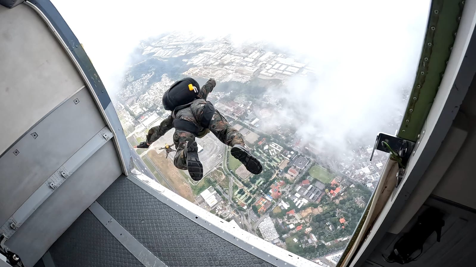 Paracaidistas, acrobacias aéreas y aviones: Guatemaltecos disfrutaron de espectáculo en la Fuerza Aérea