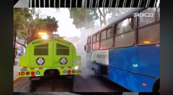 Imágenes: Transurbano se incendia en zona 21 y pasajeros corren a resguardarse