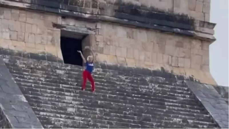 Bailando en una pirámide sagrada en México o desnudos frente a la esfinge: los 6 turistas más bochornosos de 2022