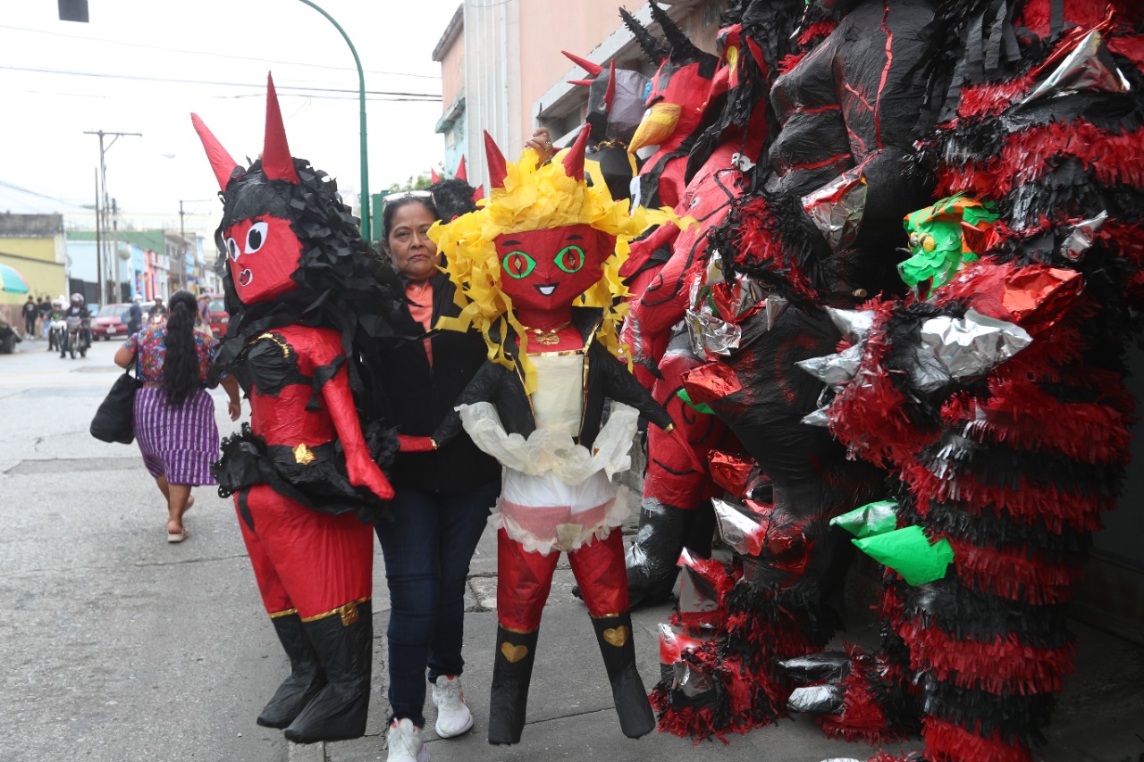 Piñatas que representan al diablo ya se venden en el Centro Histórico, estos son los precios