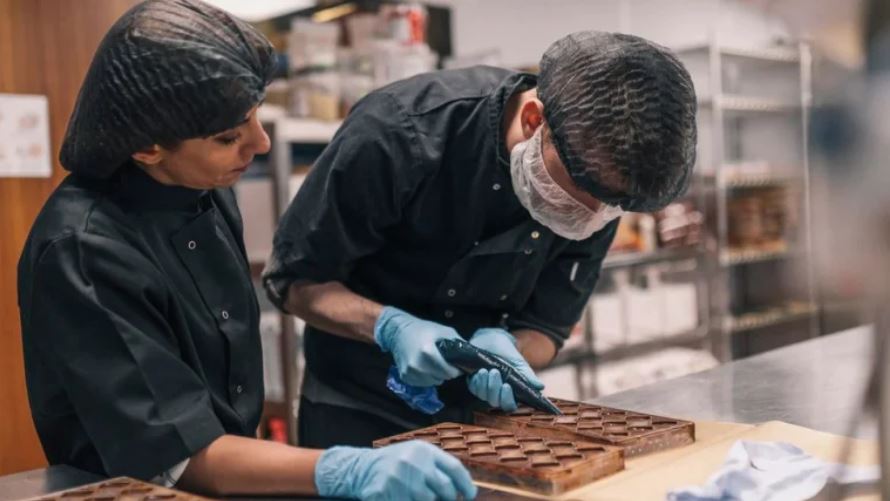 “Muchas empresas no saben lo trabajadoras y leales que son las personas autistas”: la fábrica de chocolate donde la mayoría de los empleados tienen autismo