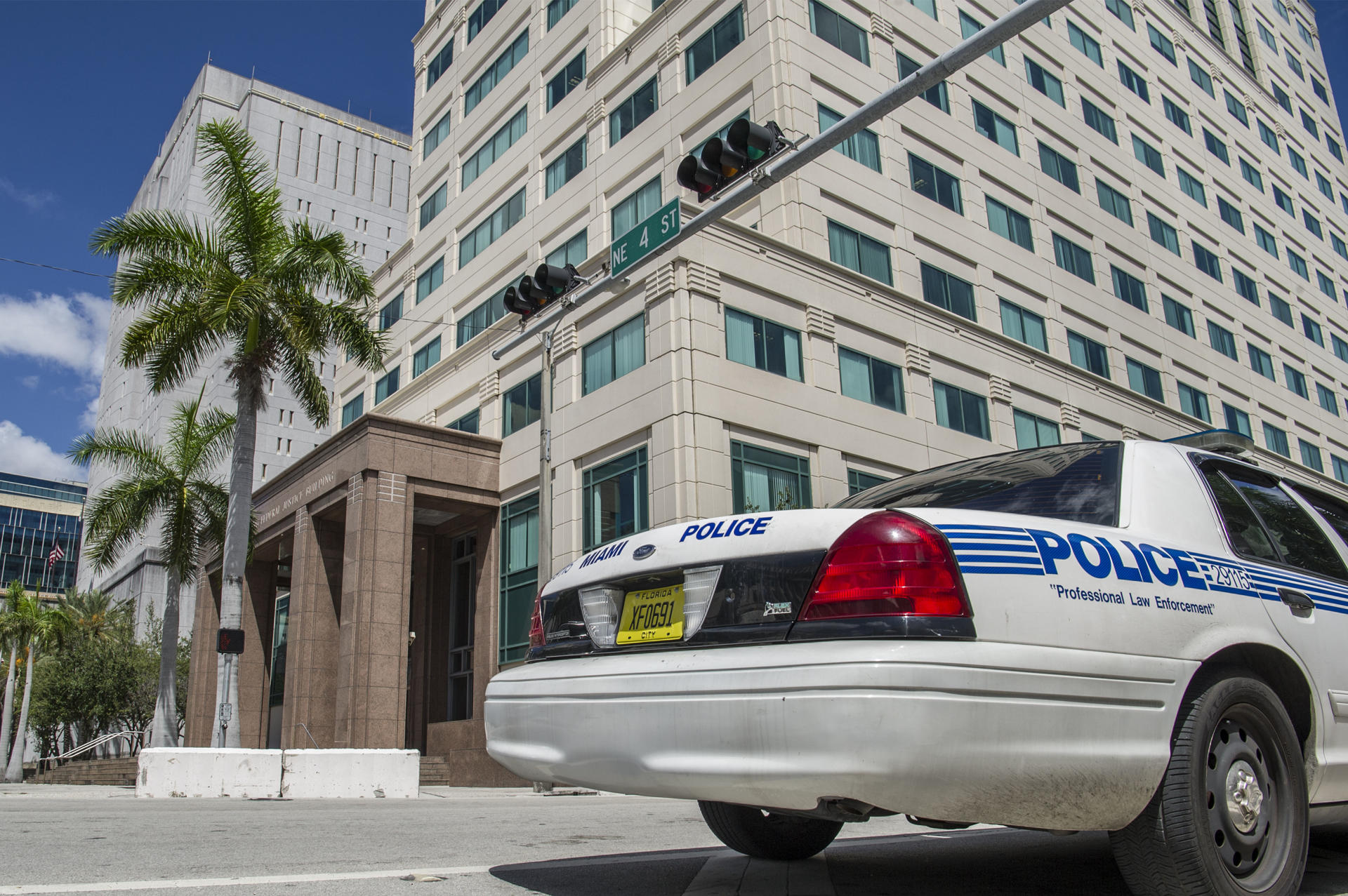 Un hombre detenido por lanzar un árbol de Navidad contra su mujer en Florida