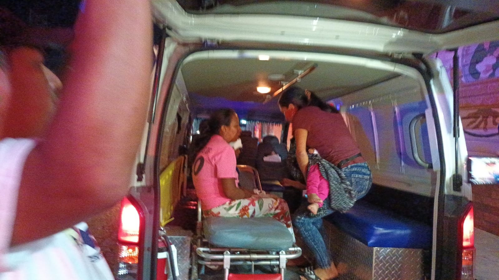 Varios heridos al colapsar puente durante el paso de una posada en Chicacao